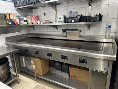un grand comptoir en acier inoxydable dans une cuisine commerciale