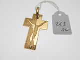 une croix en or à laquelle est attachée une étiquette de prix
