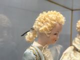 deux poupées exposées dans une vitrine