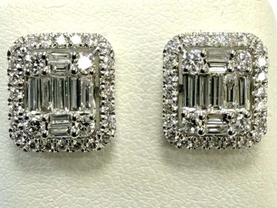 une paire de boucles d'oreilles en émeraude et diamant exposée dans une bijouterie