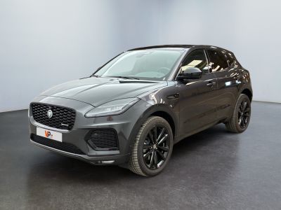 un SUV Jaguar Pace gris garé dans un showroom