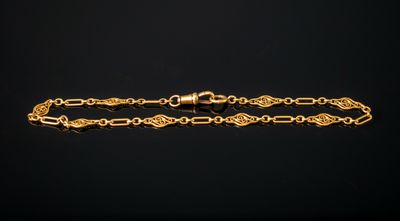 un bracelet à chaîne plaqué or muni d'un fermoir
