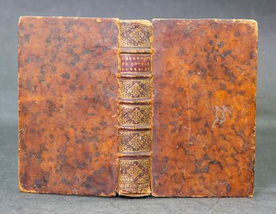 un vieux livre à la couverture brune posé sur une table