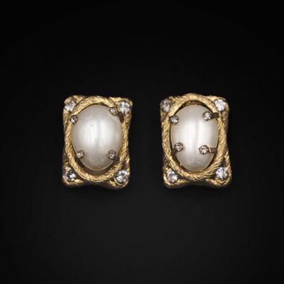une paire de boucles d'oreilles en or et perles, serties de diamants