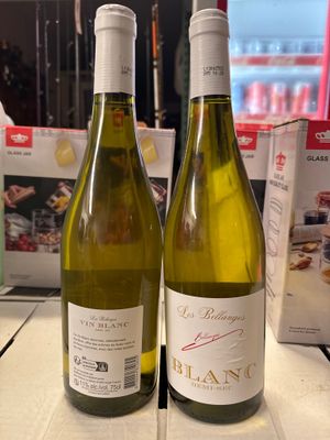 deux bouteilles de vin posées sur une table l'une à côté de l'autre