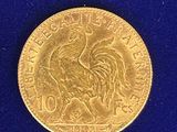 l'image d'une pièce de monnaie sur laquelle figure un coq, sur un fond bleu