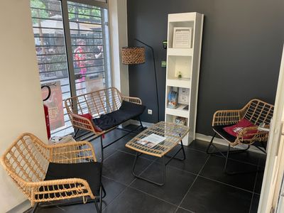 un salon avec un canapé, des fauteuils et une table basse