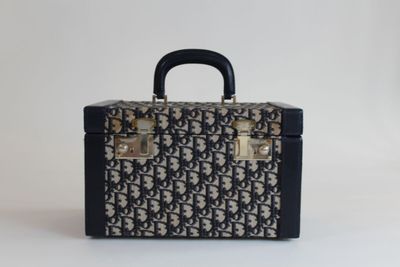 valise monogramme en noir et blanc avec des poignées, sur fond blanc
