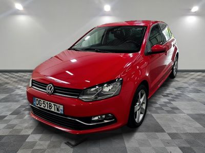 une Volkswagen Polo break rouge garée dans un garage