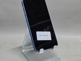 un téléphone portable posé sur un support sur une table