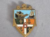 un badge représentant un avion, posé sur une table
