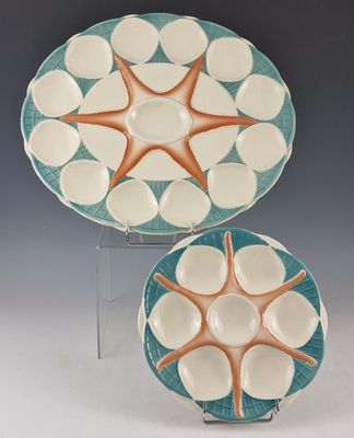 deux assiettes ornées d'étoiles de mer, posées sur un présentoir