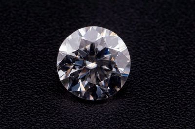 gros plan d'un diamant sur une surface noire