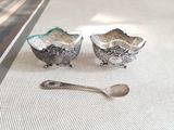deux bols et une cuillère posés sur une table