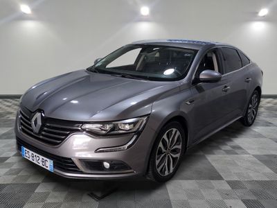 la voiture grise est garée sur un carrelage à carreaux