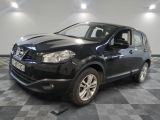 La Nissan QXV noire est garée sur un sol en carrelage à damier.