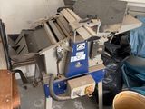 une photo d'une scie circulaire à table dans un garage