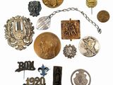 de nombreux types de badges et de broches sur un fond blanc