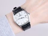 un gros plan du poignet d'une personne portant une montre