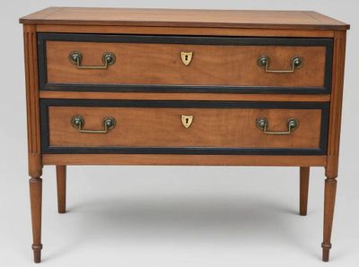 une commode en bois avec des poignées noires et dorées