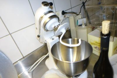 un mixeur blanc et une bouteille de vin sur le plan de travail