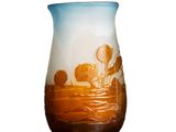 un vase en verre avec un tableau posé sur une table