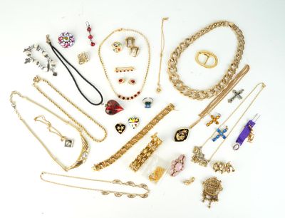 plusieurs types de colliers et de bracelets différents disposés sur une table