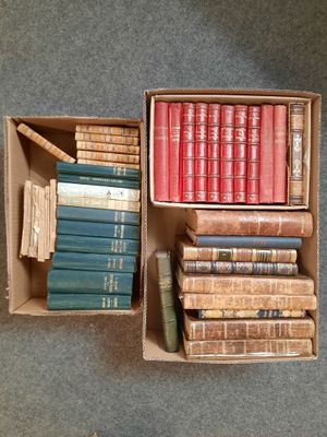 beaucoup de livres dans une boîte posée sur le sol
