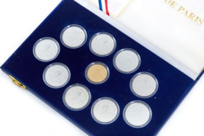 une image représentant un lot de six pièces dans un étui bleu