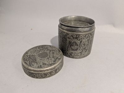 deux boîtes posées sur une surface blanche