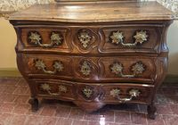 10561-25 / CH COL / Commode tombeau en noyer ouvrant par tro…