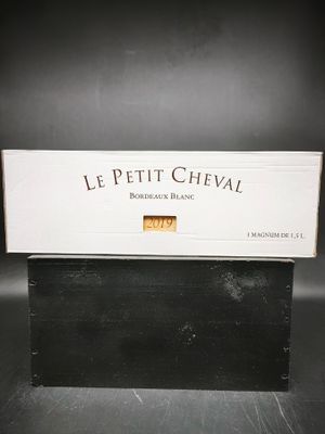 un gros plan d'une boîte posée sur une table, sur fond noir