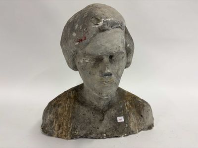 un gros plan sur la statue d'une personne portant un chapeau