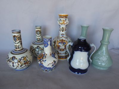 many vases that are sitting on a table