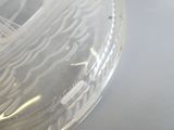 un gros plan d'un bol en verre posé sur une table