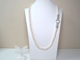 ensemble composé d'un collier et de boucles d'oreilles en perles, présenté sur un mannequin blanc
