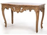 une table avec un plateau en marbre et des pieds sculptés