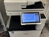 une photo d'une imprimante multifonction sur laquelle est posée une tablette