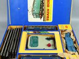 une image représentant une boîte bleue contenant un circuit de train miniature