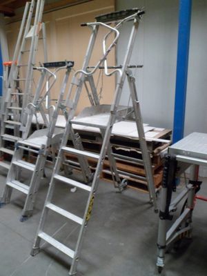 plusieurs échelles alignées dans une pièce