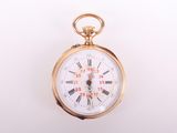 une image d'une montre de poche en or avec des chiffres romains sur le cadran