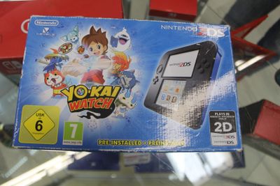 Quelqu'un tient à la main une boîte de jeux Nintendo Wii.