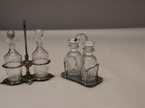 deux petites bouteilles en verre et un support en métal posés sur la table