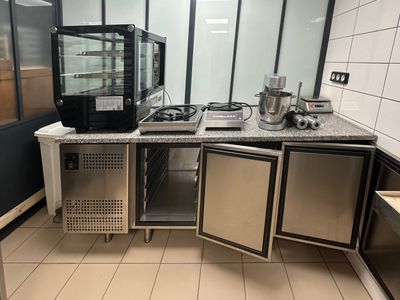 une cuisine équipée d'un micro-ondes, d'un réfrigérateur et d'autres appareils électroménagers