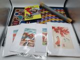 une boîte de cartes et un stylo posés sur une table