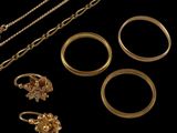 un ensemble de bijoux en or comprenant des bagues, des chaînes et des bagues