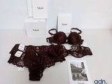 trois soutiens-gorge et une paire de sous-vêtements posés sur une table