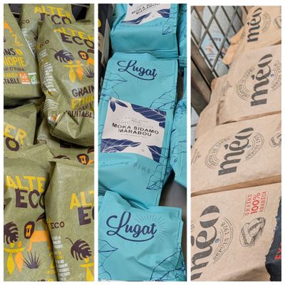 de nombreux sacs de nourriture posés sur une table