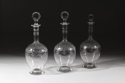 trois bouteilles en verre transparent posées les unes à côté des autres sur une surface blanche
