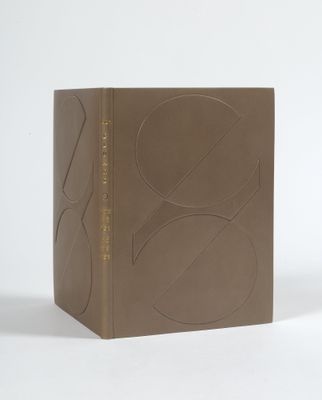 une image représentant un livre marron avec un motif sur la couverture